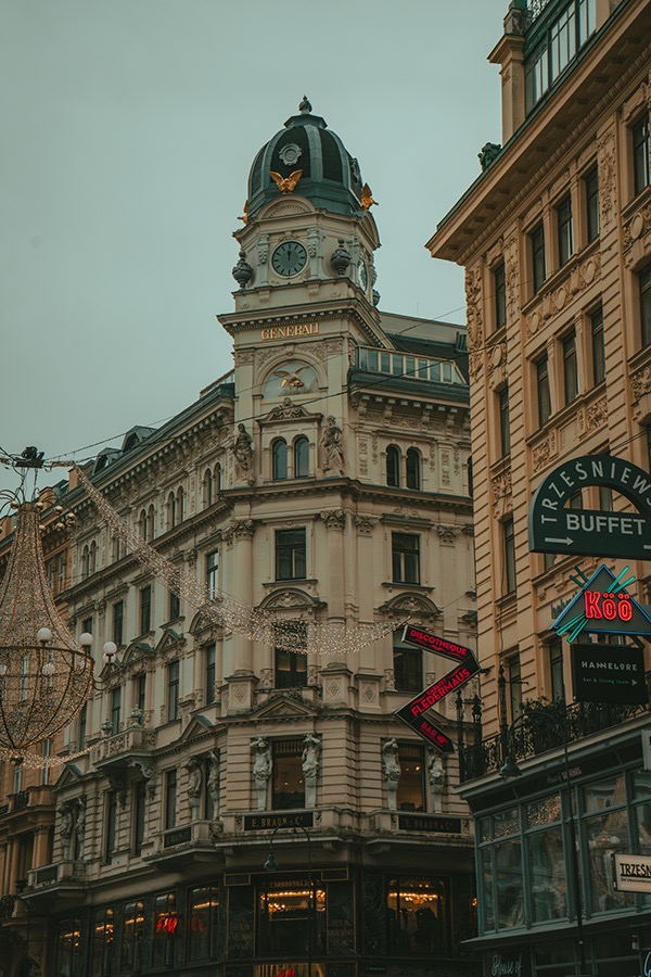 Arquitectura de Viena con luces navideñas en la calle Graben — Daniel Mirabal
