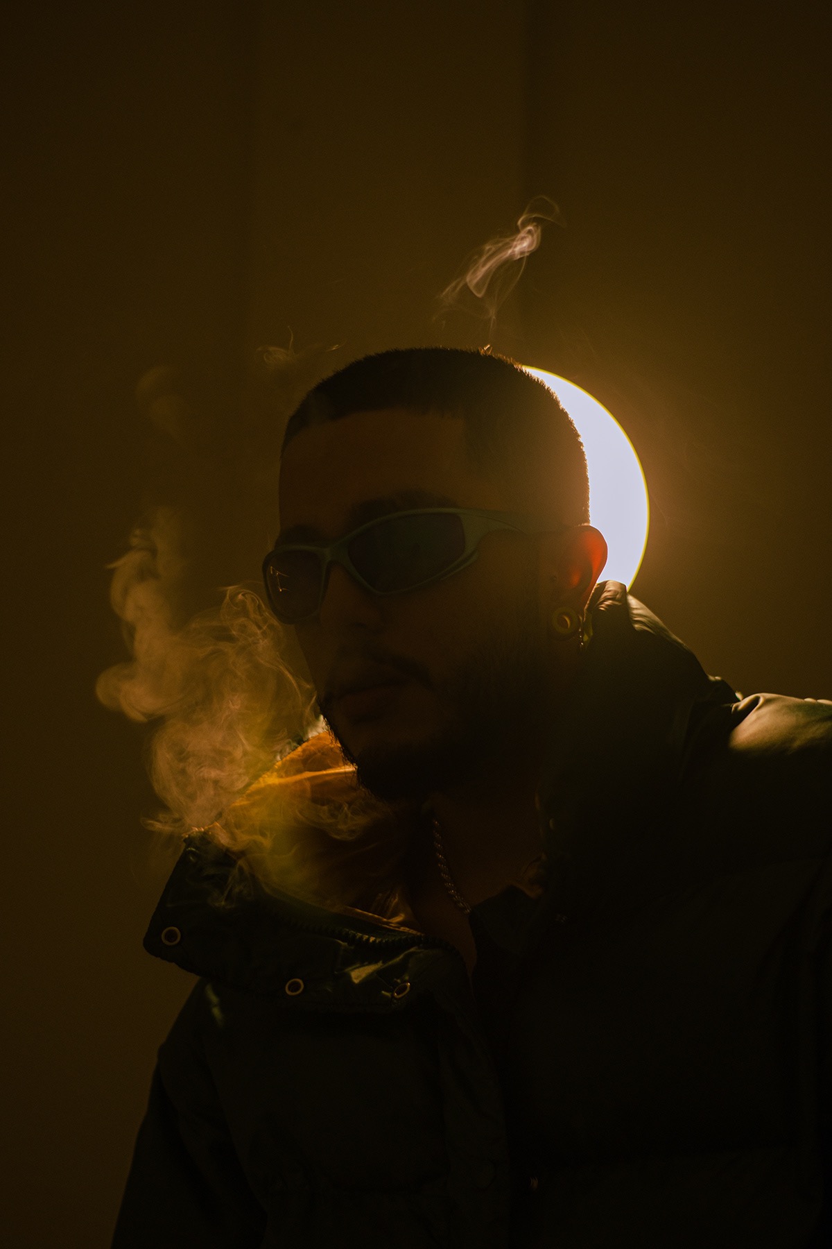 Autorretrato de Daniel Mirabal con humo y silueta retroiluminada — fotografía conceptual