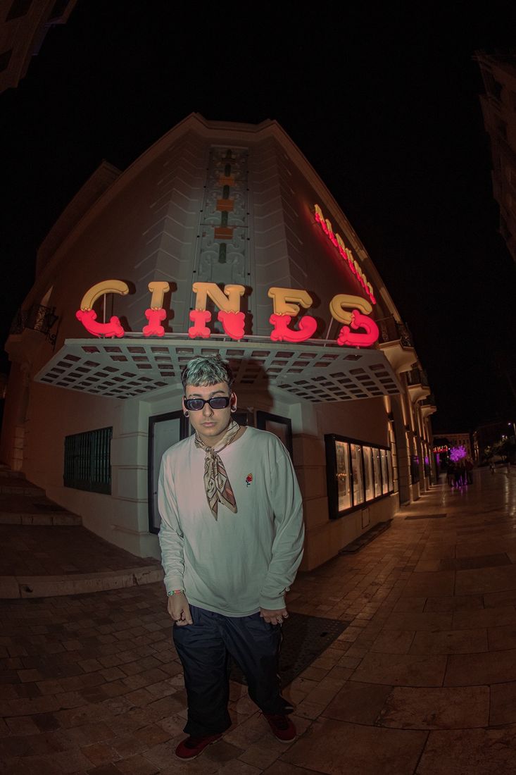 Hombre en sala de cine — Daniel Mirabal