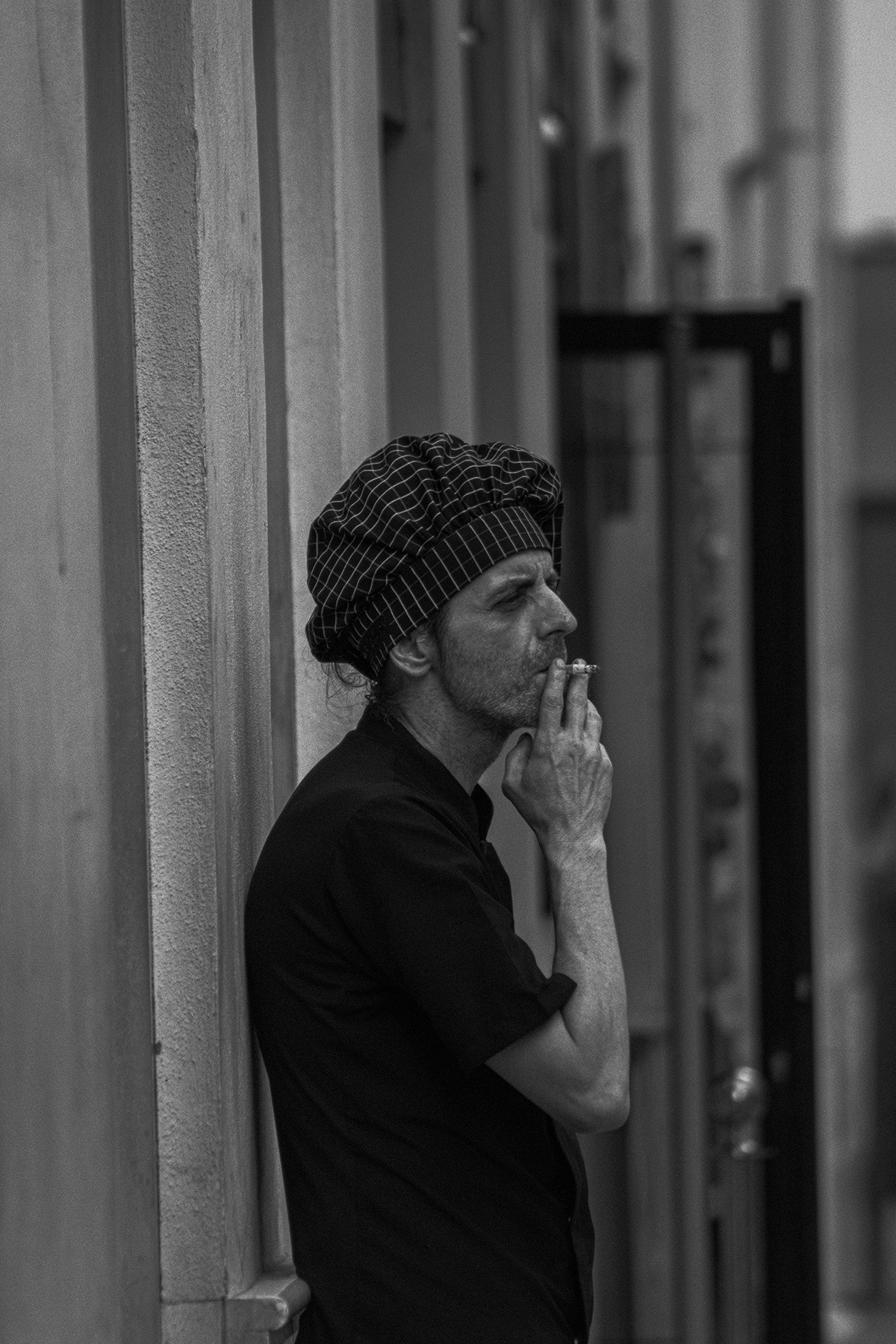 Retrato en blanco y negro de cocinero fumando entre servicios — Daniel Mirabal