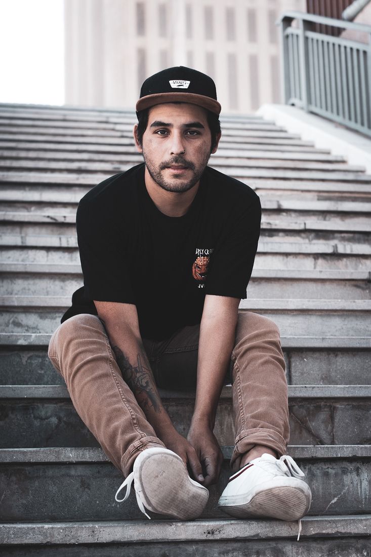 Retrato urbano en escaleras — Daniel Mirabal
