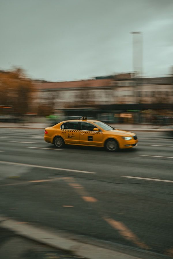 Taxi en movimiento — Daniel Mirabal