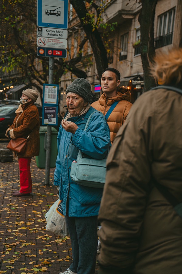 Parada de tranvía Károly körút (Astoria) en Budapest, fotografía documental — Daniel Mirabal